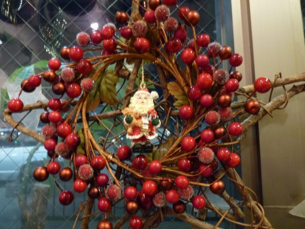 クリスマスリース真っ赤な木の実とサンタさん