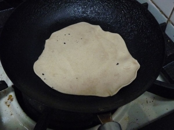 カネコテツヤさんのパカーワジに貼り付けてたチャパティー焼きます