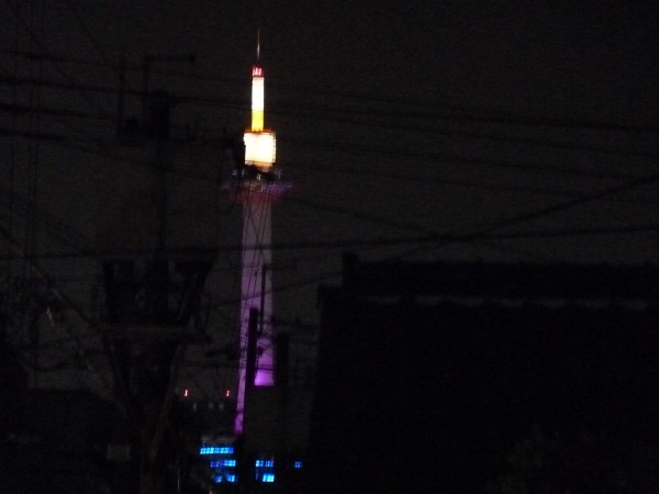 京都タワーが紫ライトアップ