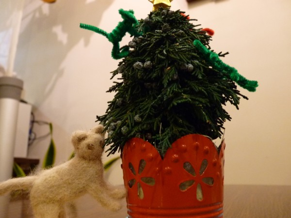 ミニクリスマスツリーに登ろうとしてる猫毛ヘディ猫