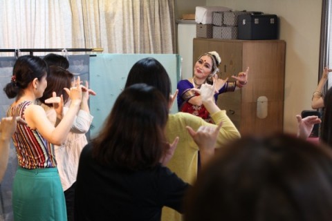 マユリ・ユキコさんに教わるバラタナティヤム。子どものクリシュナが笛を吹いています。