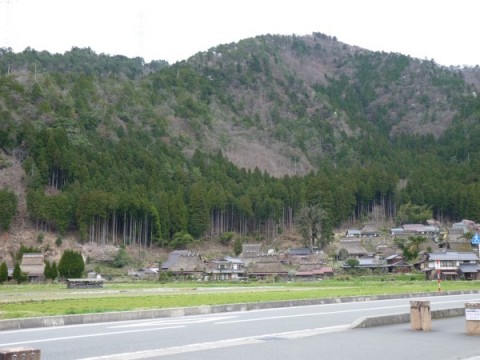 美山町の茅葺き集落の風景