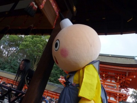 たわわちゃんが裃を着て平安神宮の節分祭に参加しています。