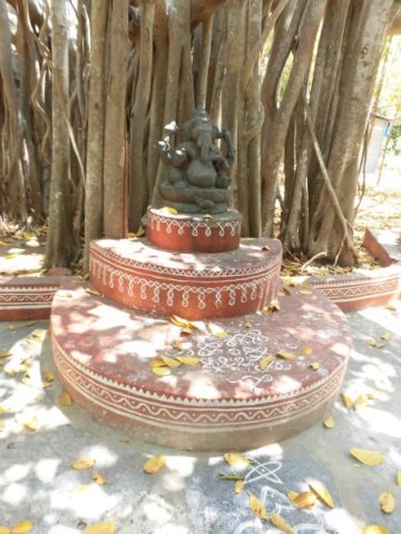 カラクシェートラのガネーシャ像はバンヤンツリーのもとに。