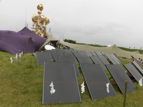 橋の下世界音楽祭の草原に置かれた太陽光発電パネル