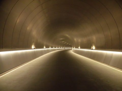 MIHOミュージアムのトンネルは未来の世界のよう