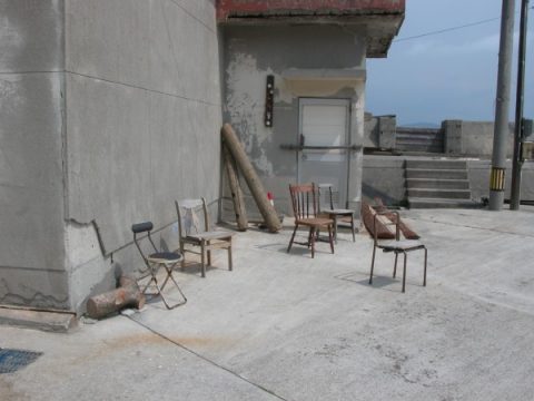 椅子の並ぶ風景