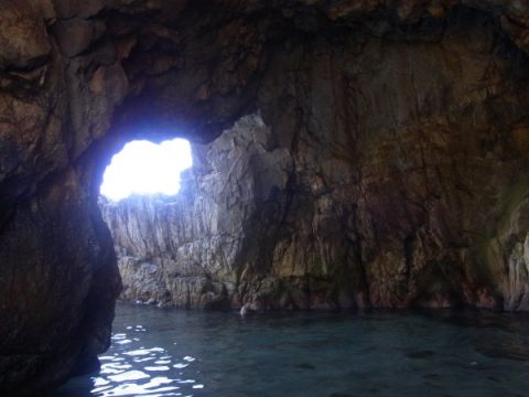 東浜海水浴場ネッシー洞窟