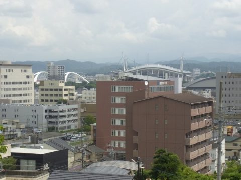 豊田市美術館から眺める豊田大橋とトヨタスタジアム