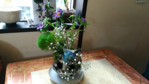 sakusakuさんの猫顔花器に生けられえたお花